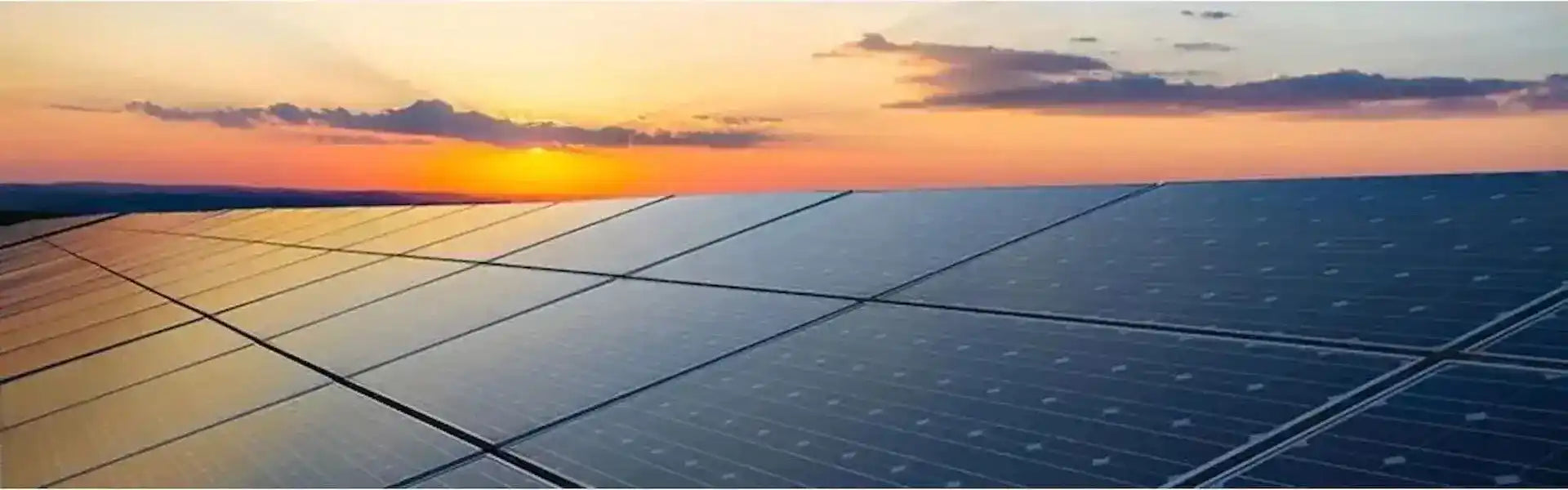 Panoramisch uitzicht over zonnepanelen bij zonsondergang als symbool voor duurzame energieopslag door Rebor